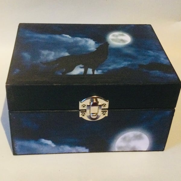 Howling wolf medium sized box