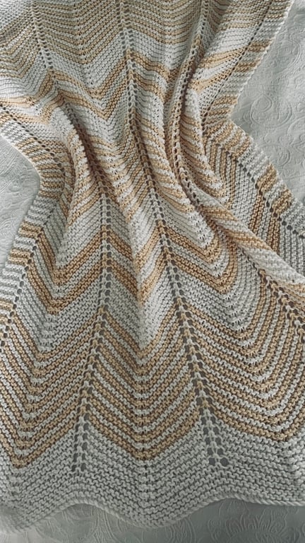 Neutral baby blanket. Hand knitted in 100%cotton