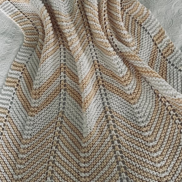 Neutral baby blanket. Hand knitted in 100%cotton