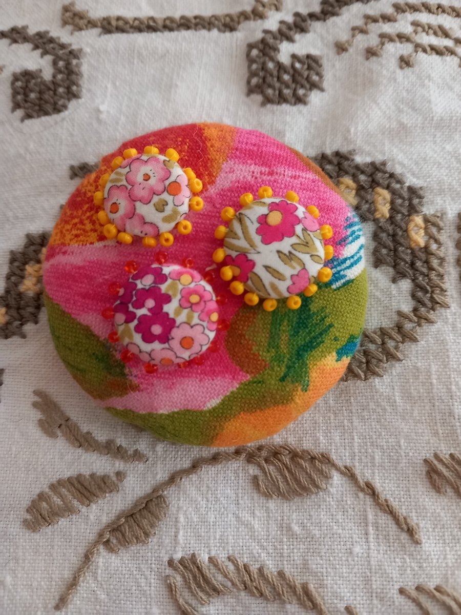 The bright and groovy hand-stitched brooch.