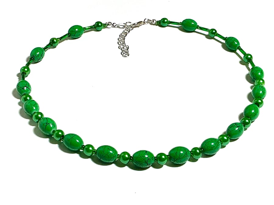 Green Oval Bead Necklace 