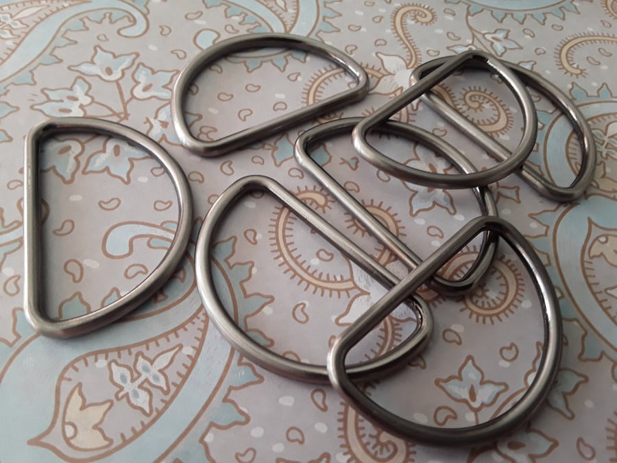 42mm Gunmetal D ring. Classic shape x 2 