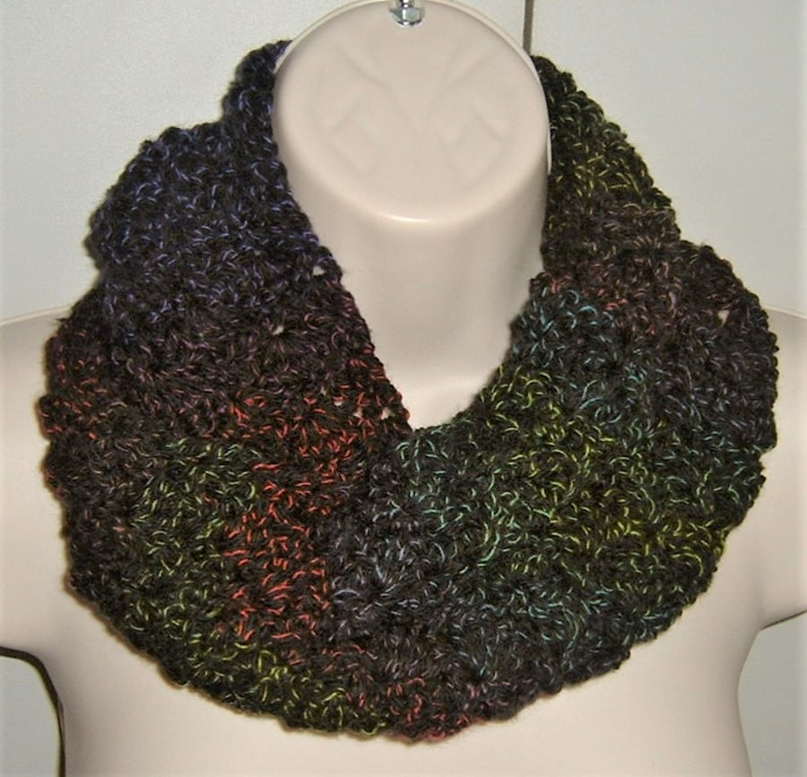 lady's crochet infinity scarf ( ref F 706)
