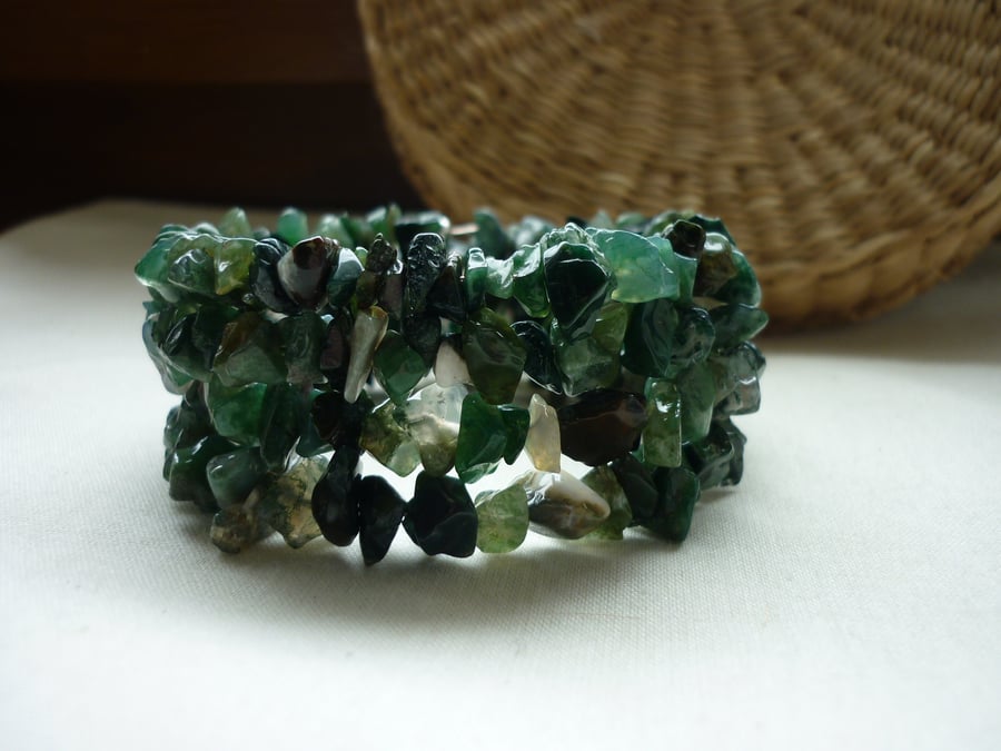 MOSS GREEN AGATE GEMSTONE CHIP MEMORY WIRE BRACELET.  832
