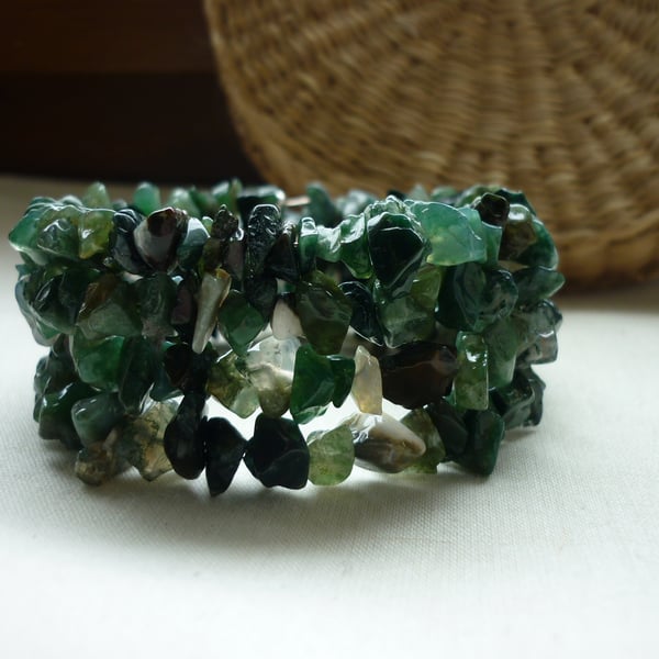 MOSS GREEN AGATE GEMSTONE CHIP MEMORY WIRE BRACELET.  832