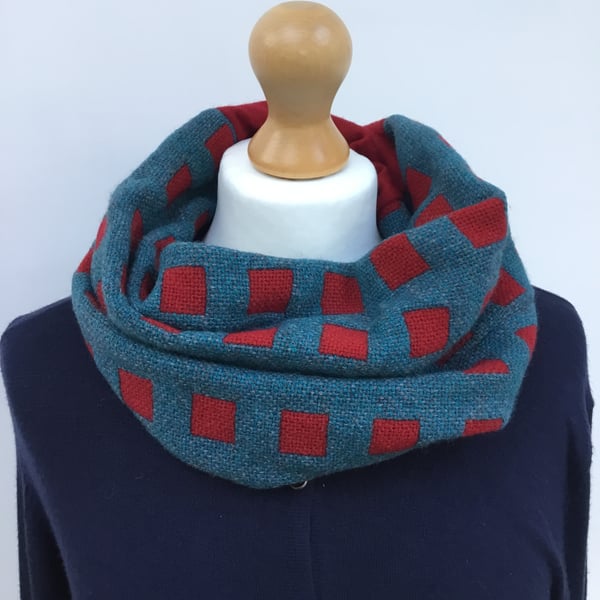 Handwoven lambswool infinity cowl - a luxury gift