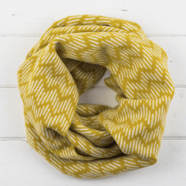 SECONDS SUNDAY Zig zag knitted circle scarf - piccalilli and cream