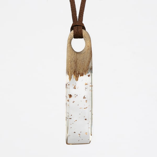Pendant made with wood and resin