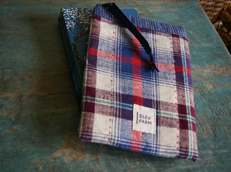 Zipper Book Sleeve Fabric Kindle Pouch – Padded Kindle Cover in Vintage Fabric