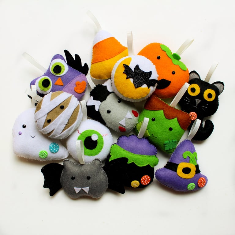 Make Your Own felt Halloween Countdown Garland Kit. Sewing pattern. 13 piece set