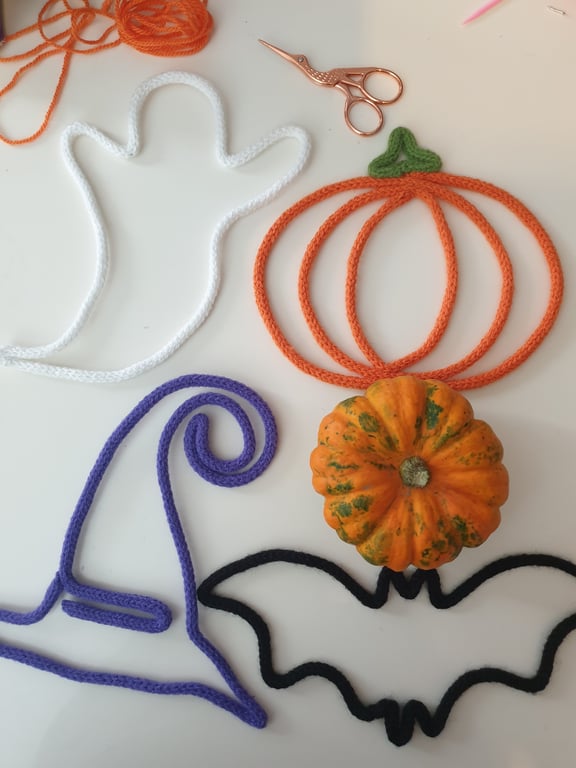 Halloween Knitted Wire Wall Hanging Decorations Home Decor Set of Four.