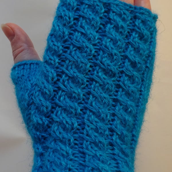 Fingerless Mitts: Turquoise Twist