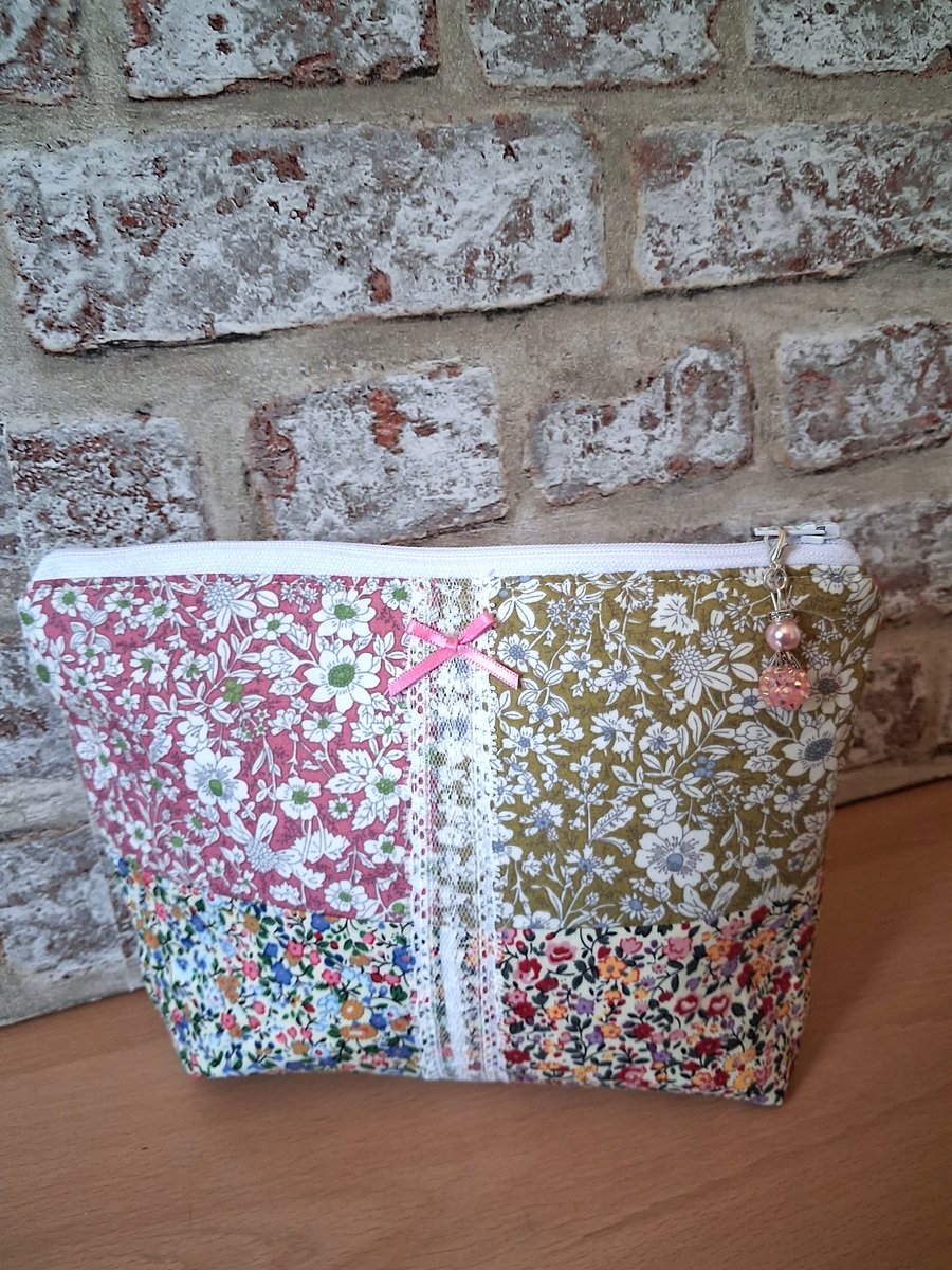 DITSY FLOWERS AND LACE PATCHWORK COSMETIC BAG