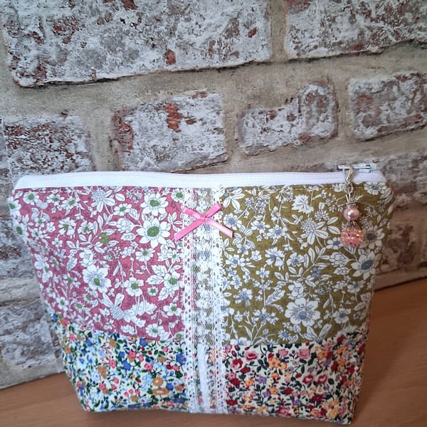 DITSY FLOWERS AND LACE PATCHWORK COSMETIC BAG