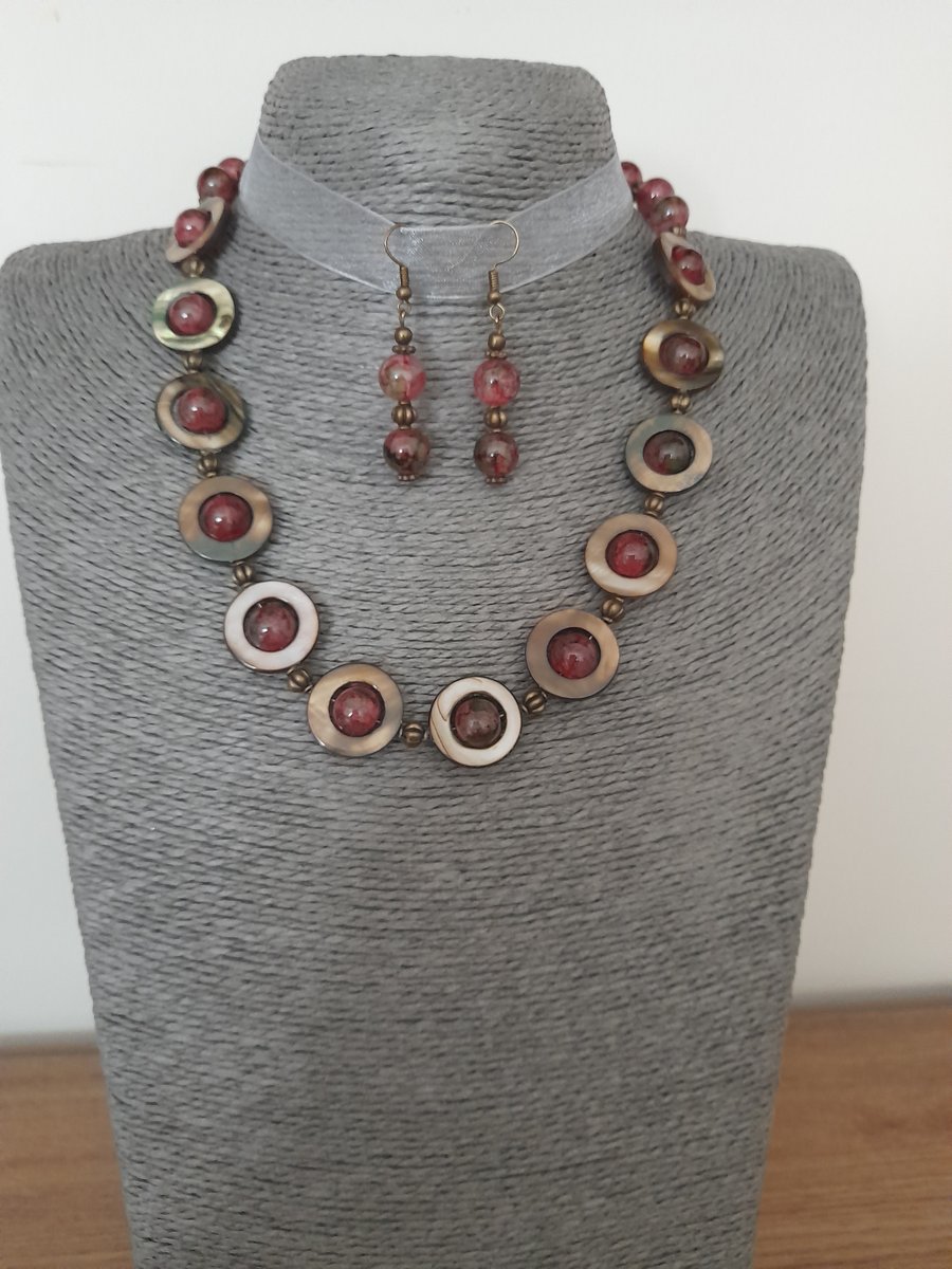 NATURAL SHELL AND NATURAL SEA STONES NECKLACE AND FREE EARRINGS SET.