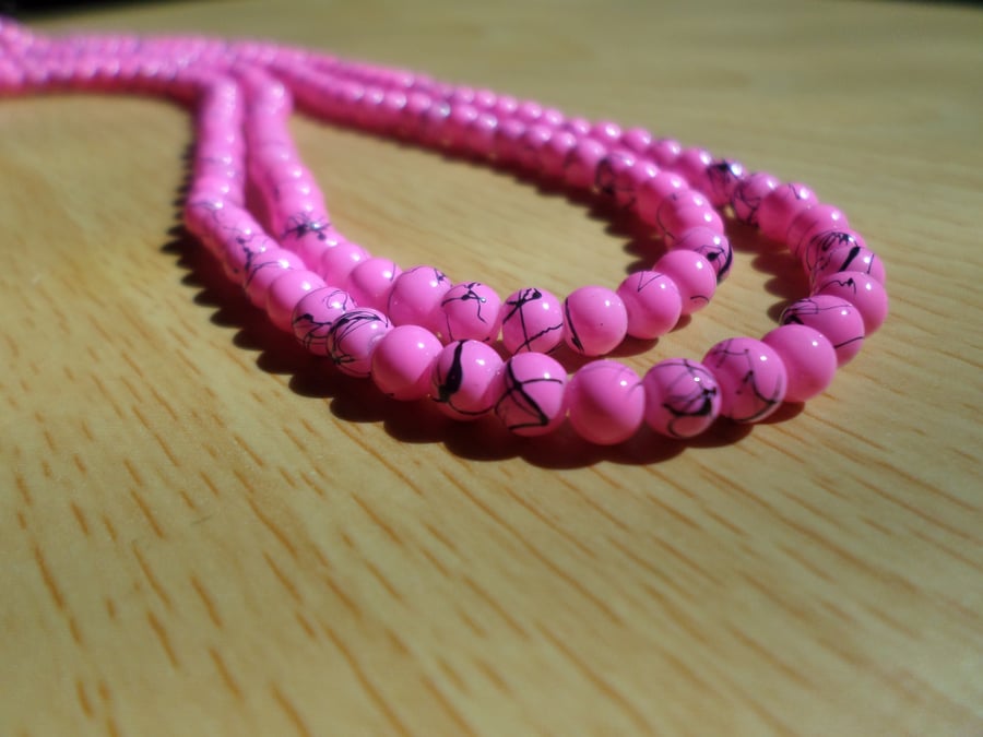 100 x Drawbench Glass Beads - Round - 4mm - Hot Pink 