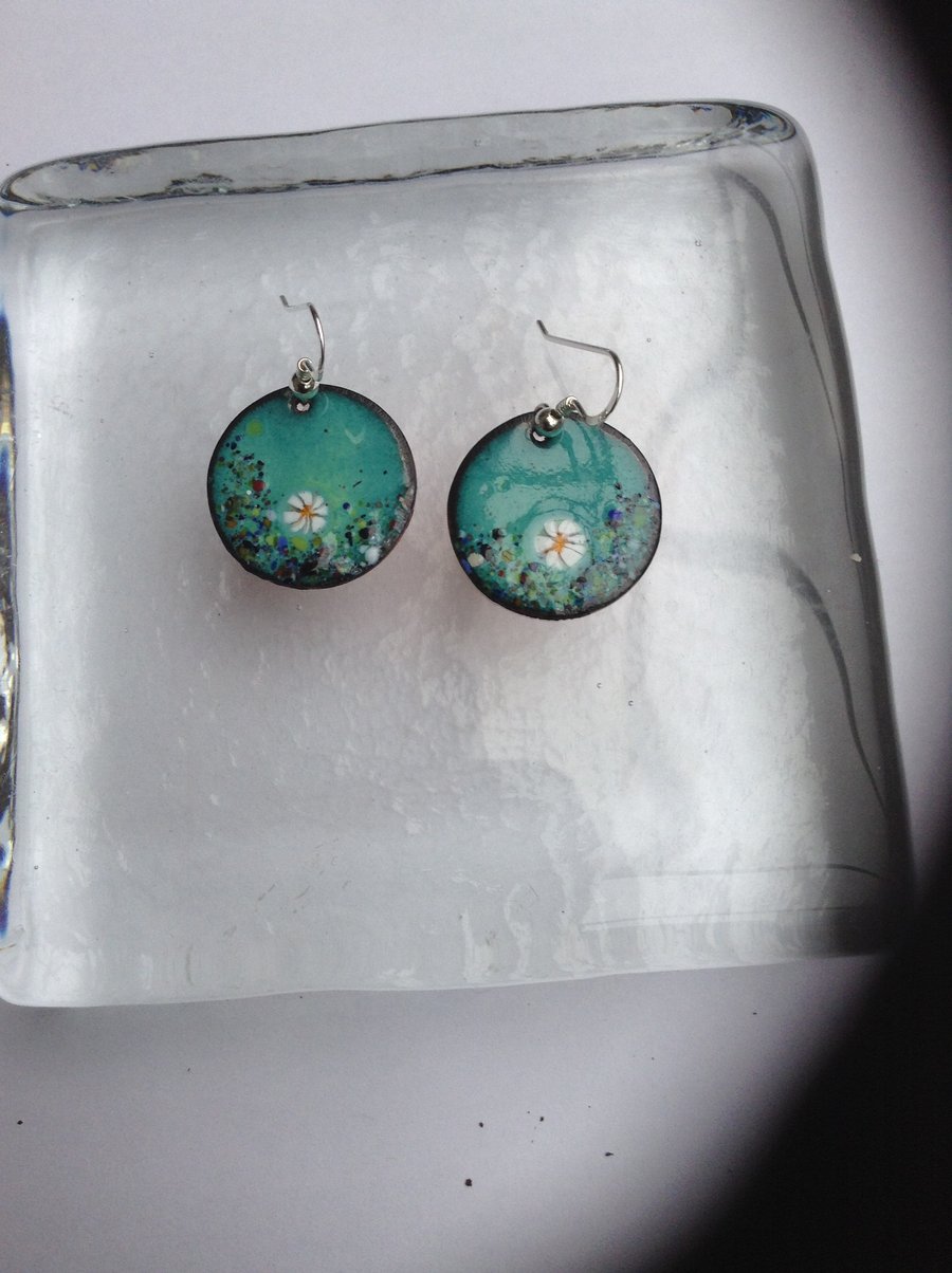 Round enamelled earrings in green with flowers