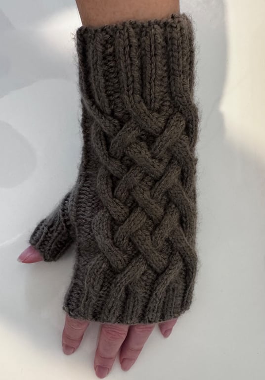 Cable knit fingerless hand warmers 