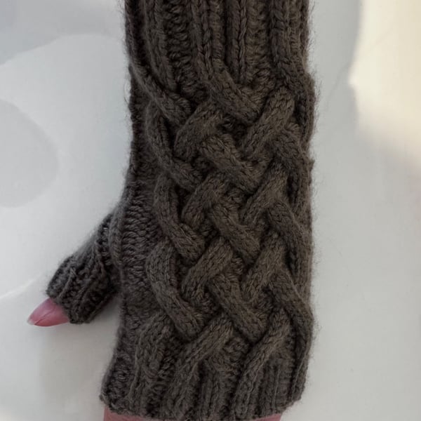 Cable knit fingerless hand warmers 