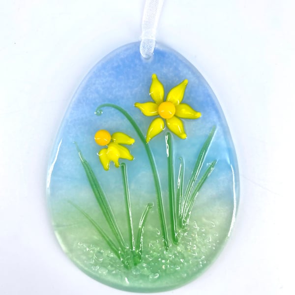 Pretty Glass Egg - Delicate Daffodil Design 