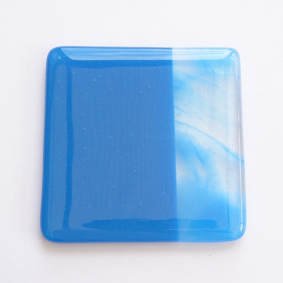 Blue fused glass coaster, 9cm, handcrafted, 6mm thick (0193)