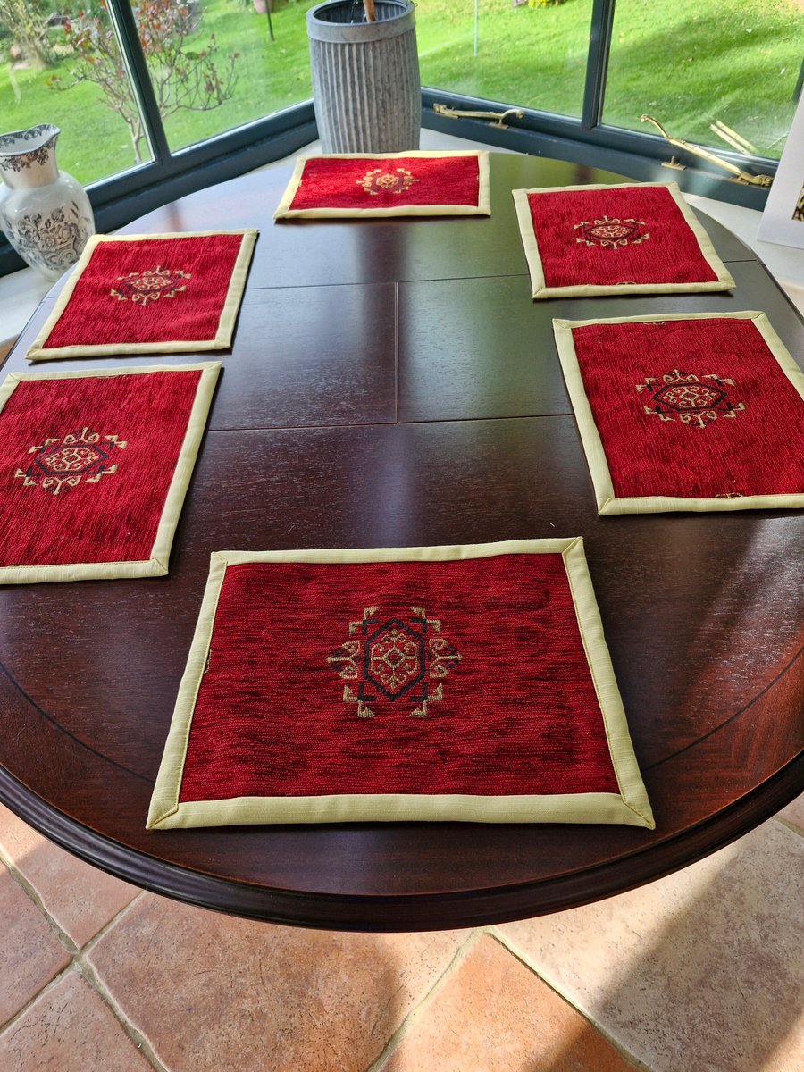 Luxurious Set of 6 fabric place mats in red and gold