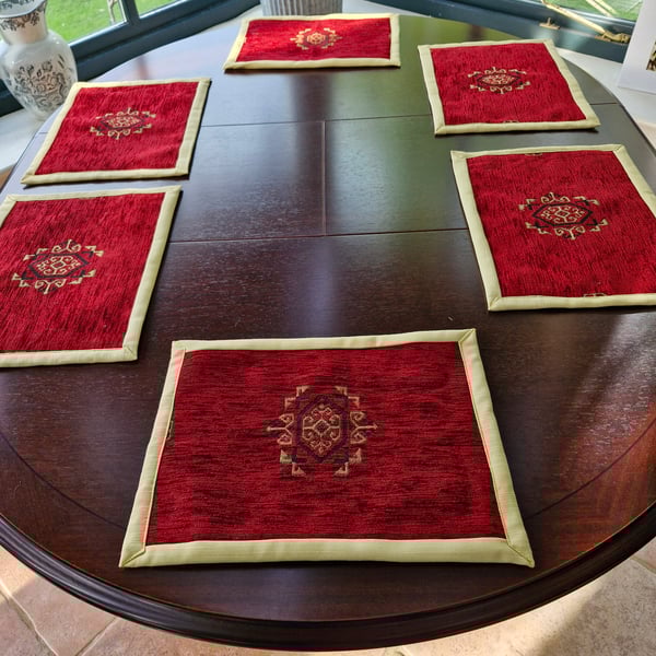 Luxurious Set of 6 fabric place mats in red and gold