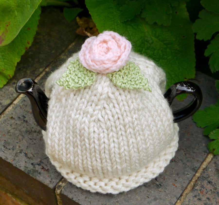 Small 1-2 Cup Teacosy with Peach Rose and Green Leaves