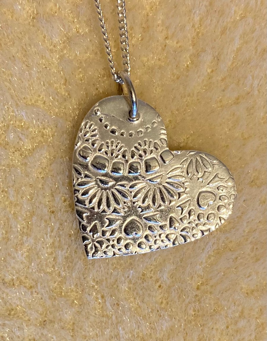Pretty, silver heart necklace with lovely pattern 