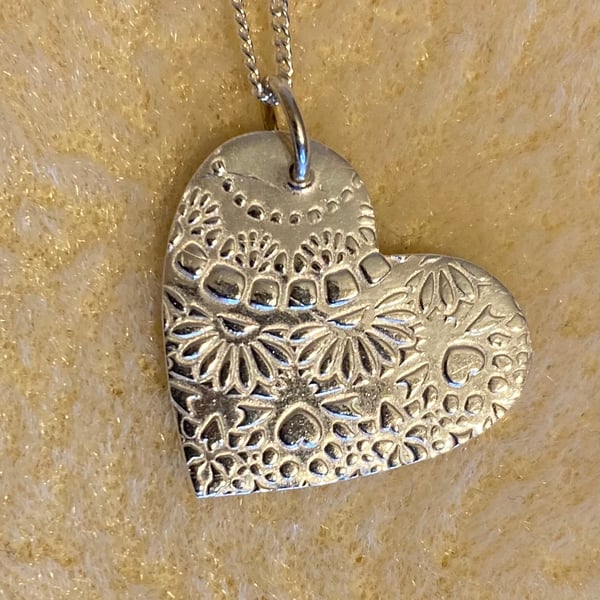 Pretty, silver heart necklace with lovely pattern 