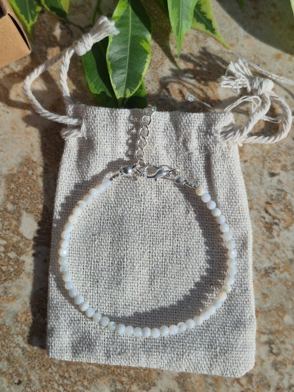 Dainty White Seashell Pearl Bead Bracelet 