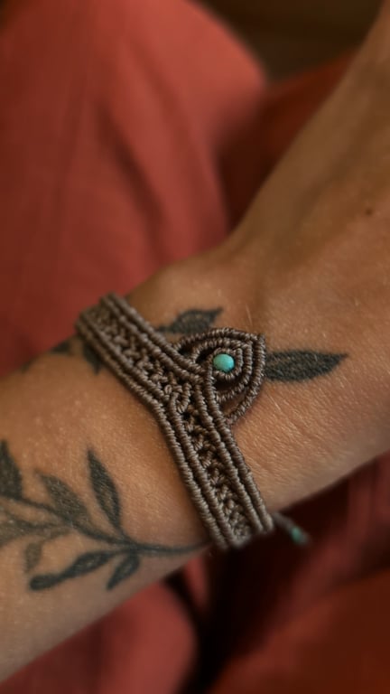 Macrame bracelet in taupe with Peruvian Turquoise