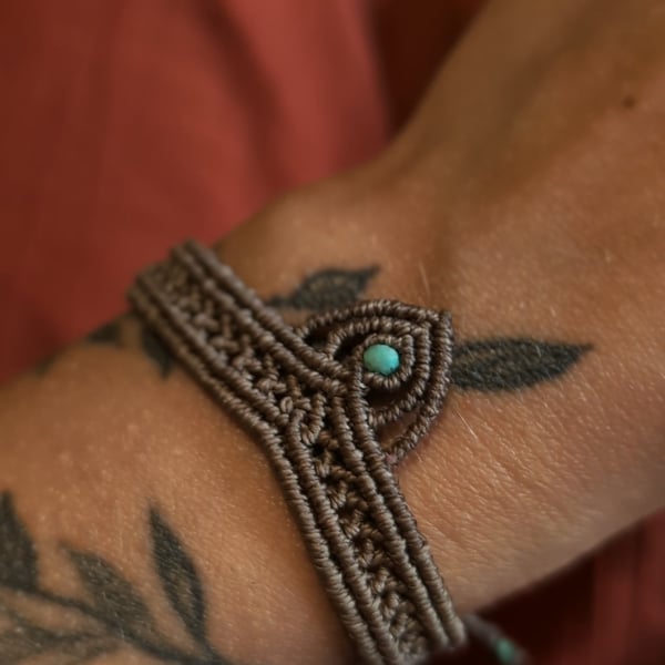 Macrame bracelet in taupe with Peruvian Turquoise