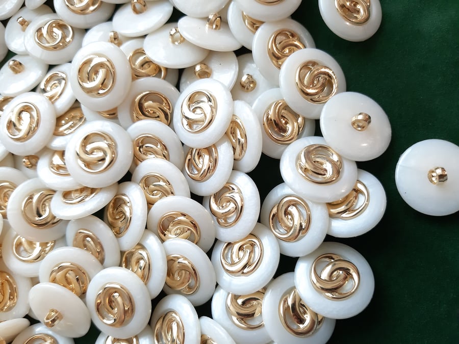 10 cream and gold buttons, 21mm diameter