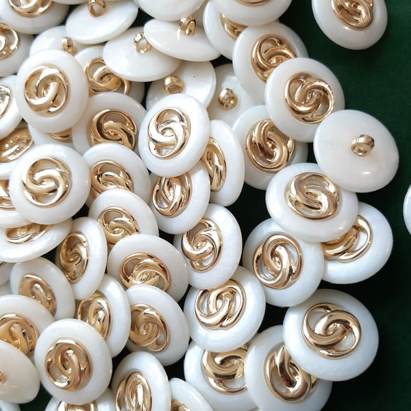 10 cream and gold buttons, 21mm diameter
