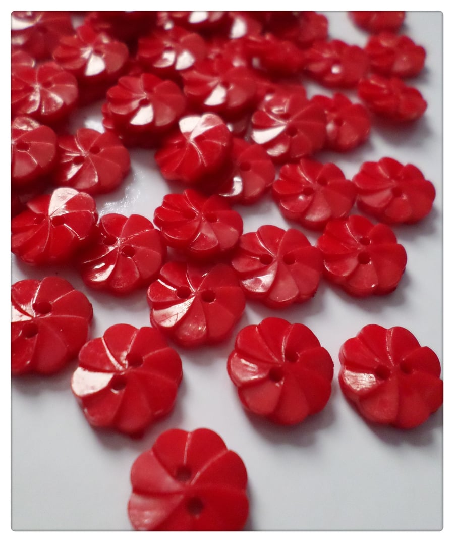 20 x 2-Hole Acrylic Buttons - Round - 14mm - Ridged Flower - Red 
