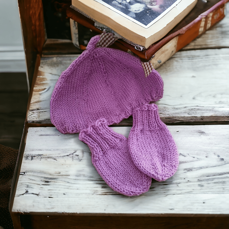 Handknitted newborn hat and mittens