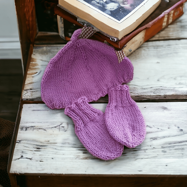 Handknitted newborn hat and mittens
