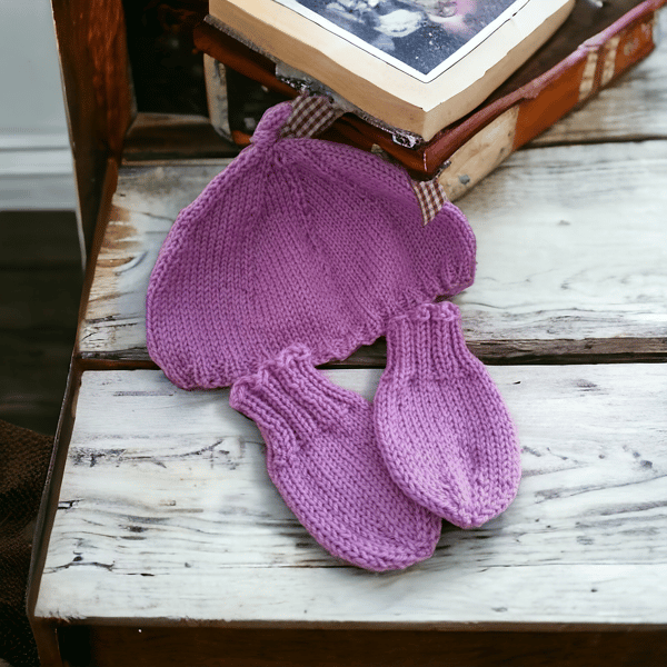 Handknitted newborn hat and mittens