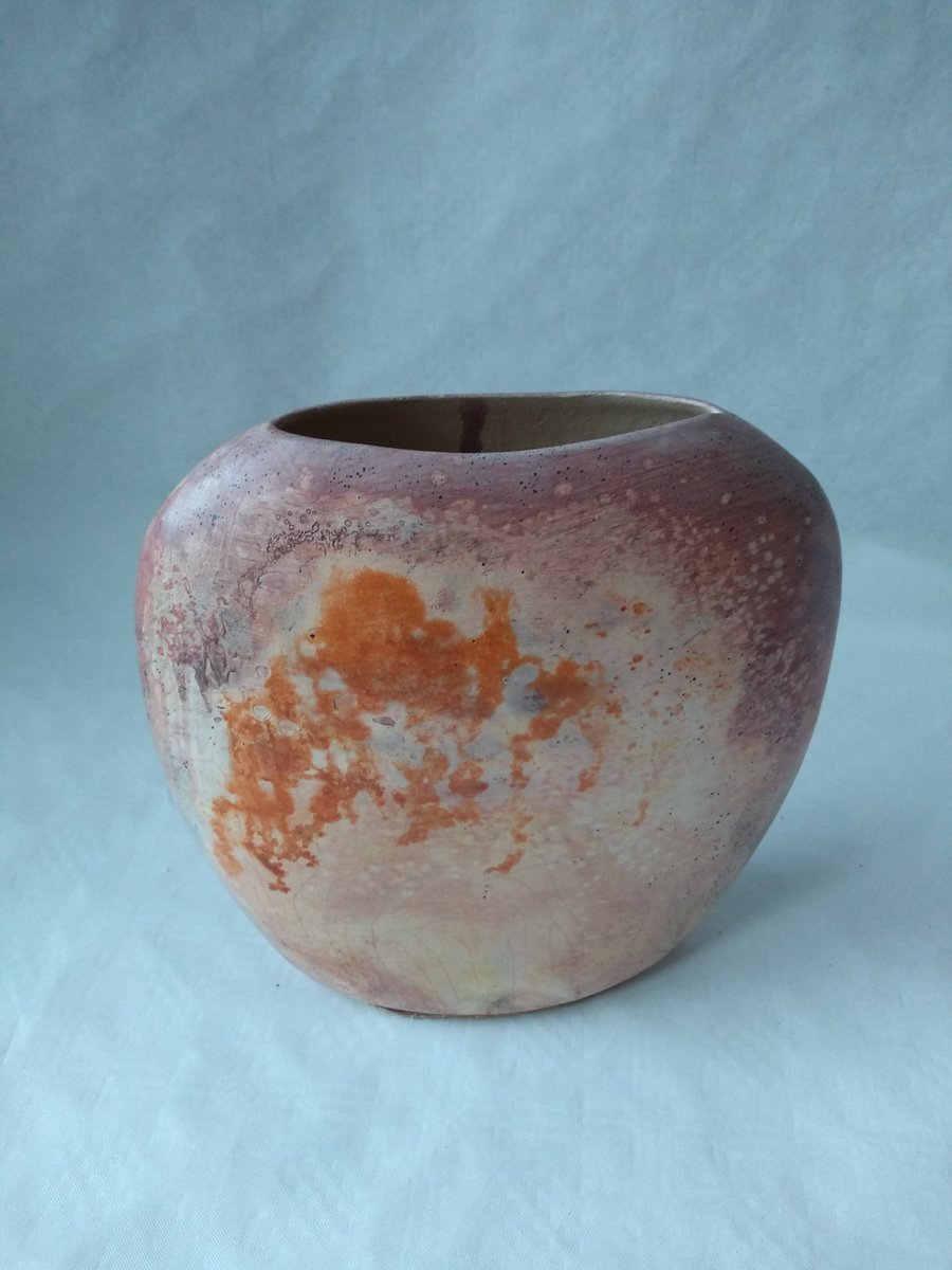 DECORATIVE OVAL VASE 21 CMS HIGH 