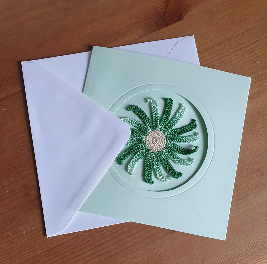 GREEN CARD, GREEN MULTI SPIRAL TO CENTRE - 13CM SQUARE - BLANK FOR YOUR MESSAGE