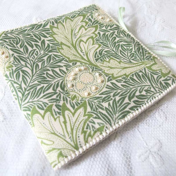 NEEDLE BOOK  WILLIAM MORRIS DESIGN HAND-BEADED