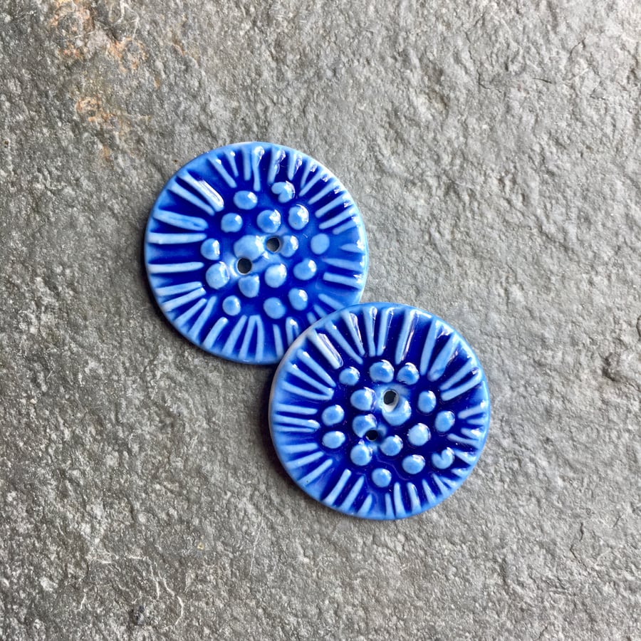 Porcelain buttons, round, set of 2, textured indigo blue floral size: 25mm