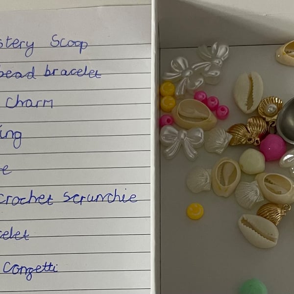 Mystery scoop containing lot of pieces of jewellery to collect  up to 5-7 items!