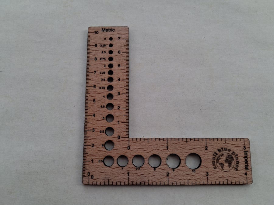 Knitting ruler and guide