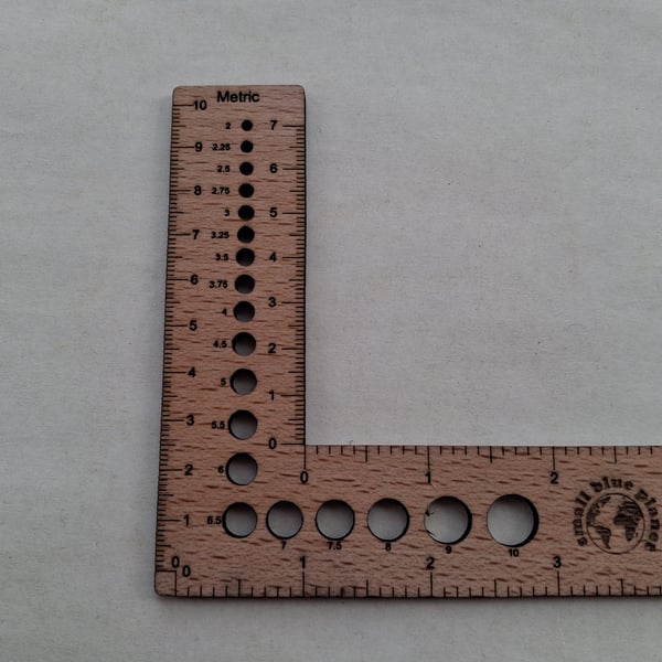 Knitting ruler and guide