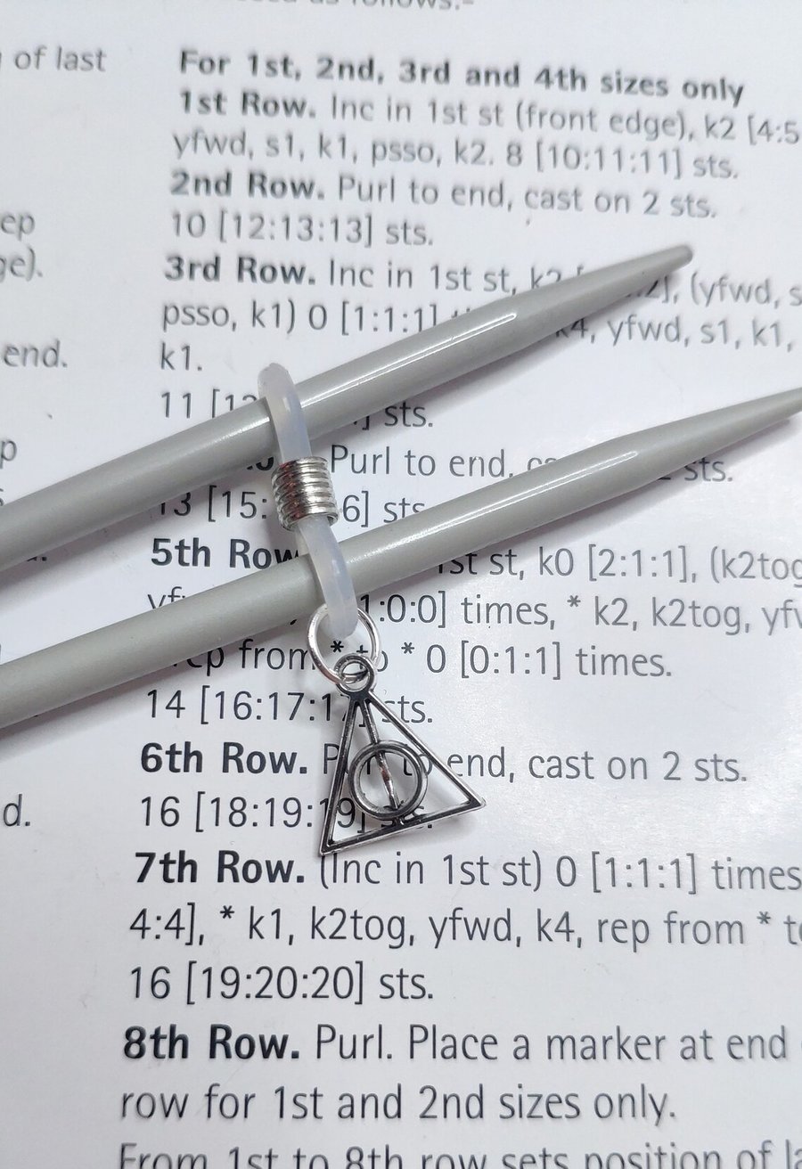 Needle hugger for knitting