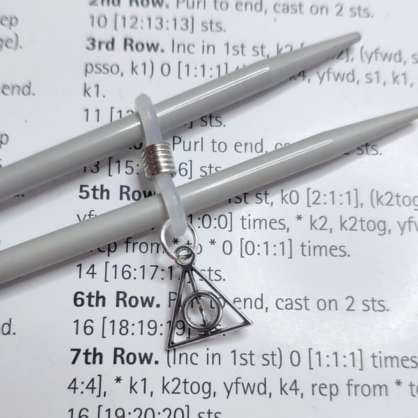 Needle hugger for knitting