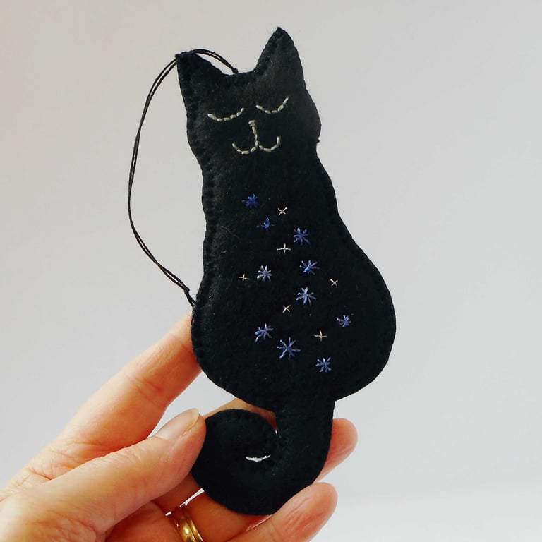 Smiling cat hanger in black felt with metallic embroidery