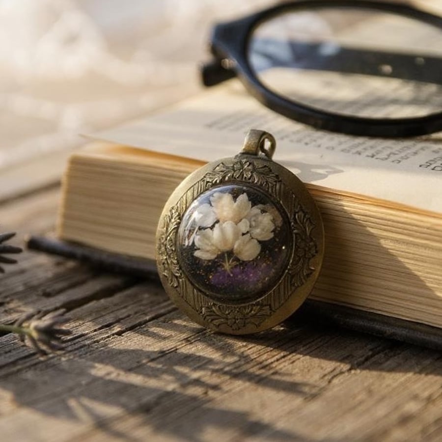 Pressed Flower Locket Necklace with Photo – Memorial Pendant – Resin Jewellery 